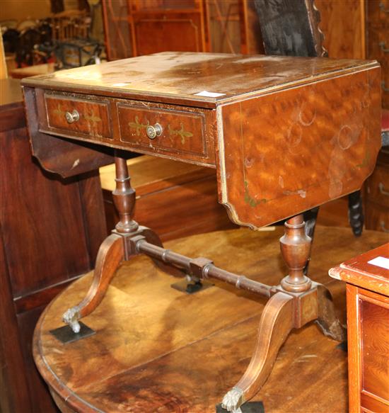 Small mahogany drop leaf table(-)